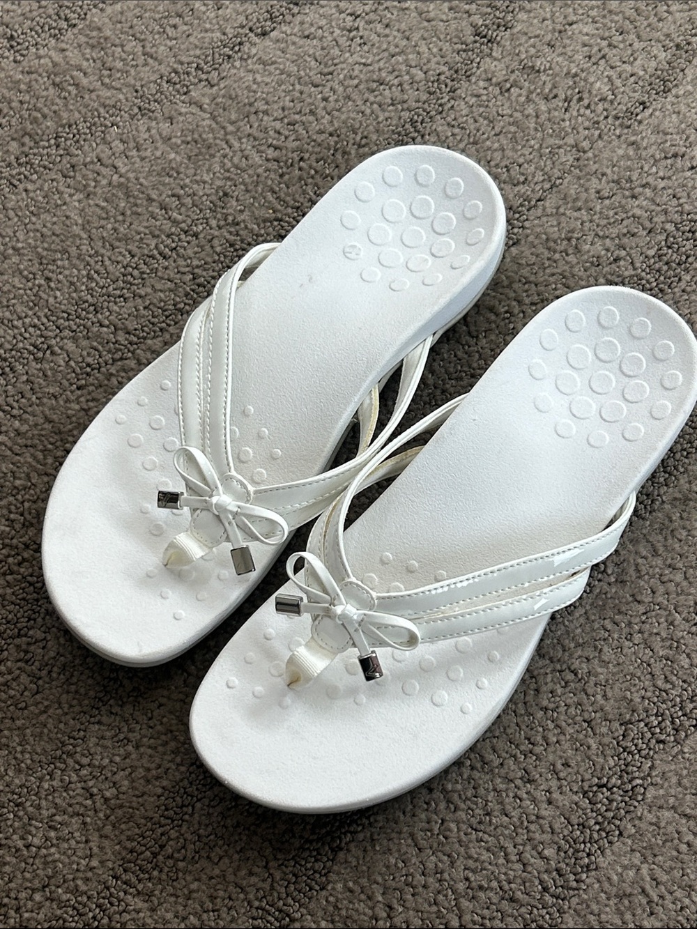 Vionic Bella X Bow Sandals White Patent Leather Size 7 EUC
